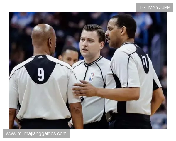 斯卡洛尼戴手套捧杯引争议,FIFA主席公开致歉 斯卡洛尼戴手套捧杯引争议,FIFA主席公开致歉